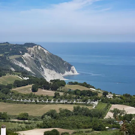 بيت ضيافة Le Relais Du Lierre Poggio (Marche)
